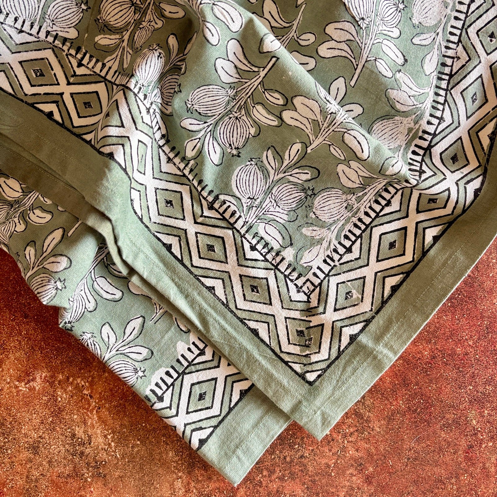 Nappe Alhambra en coton imprimé blockprint olive – Image 3