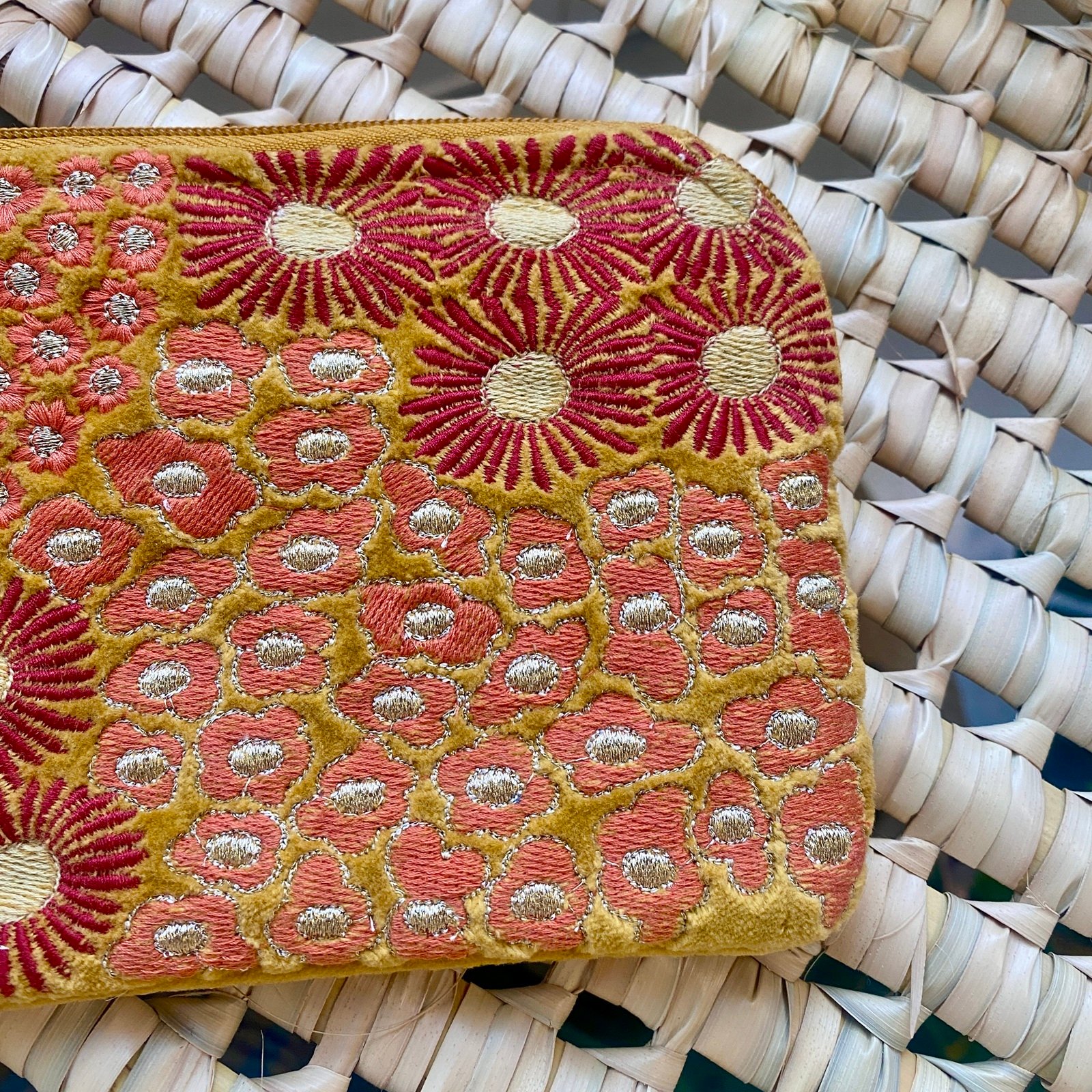 Pochette velours brodée Flowers safran – Image 3