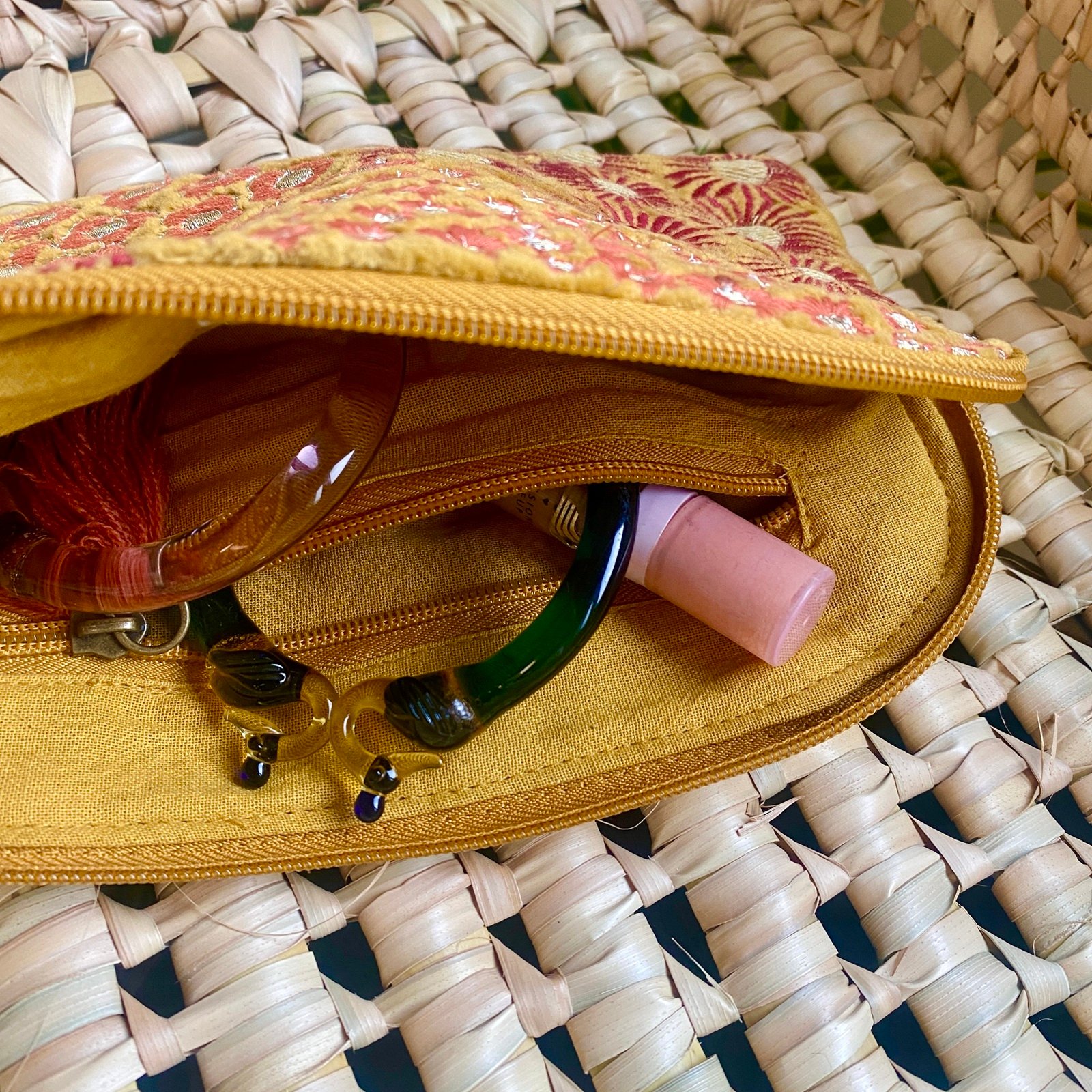 Pochette velours brodée Flowers safran – Image 2