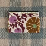 Pochette d'ordinateur Havana kantha vintage brodé Suzani, coloris doux - 1