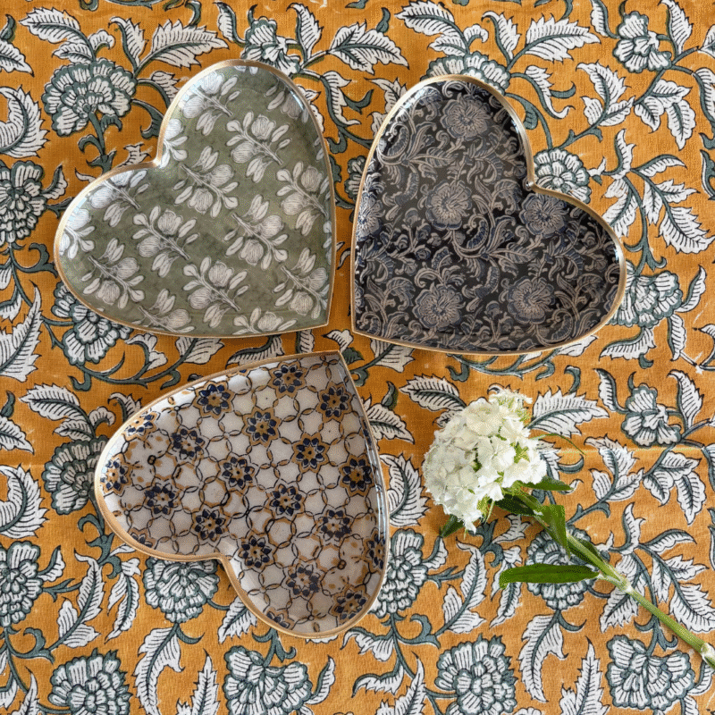 Plateau coeur métal émaillé Kalamkari, bordure dorée – Image 2