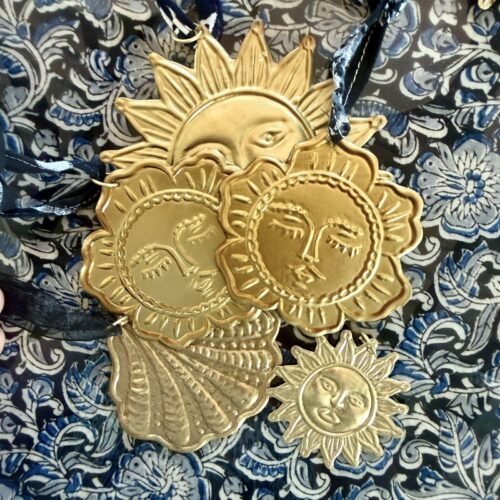 Charm soleil fleur en laiton recyclé, lien en sari