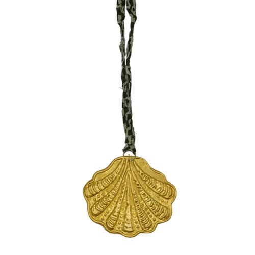 Charm coquillage en laiton recyclé, lien en sari