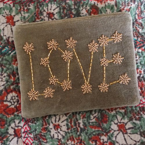 Petite pochette velours brodée "LOVE" kaki