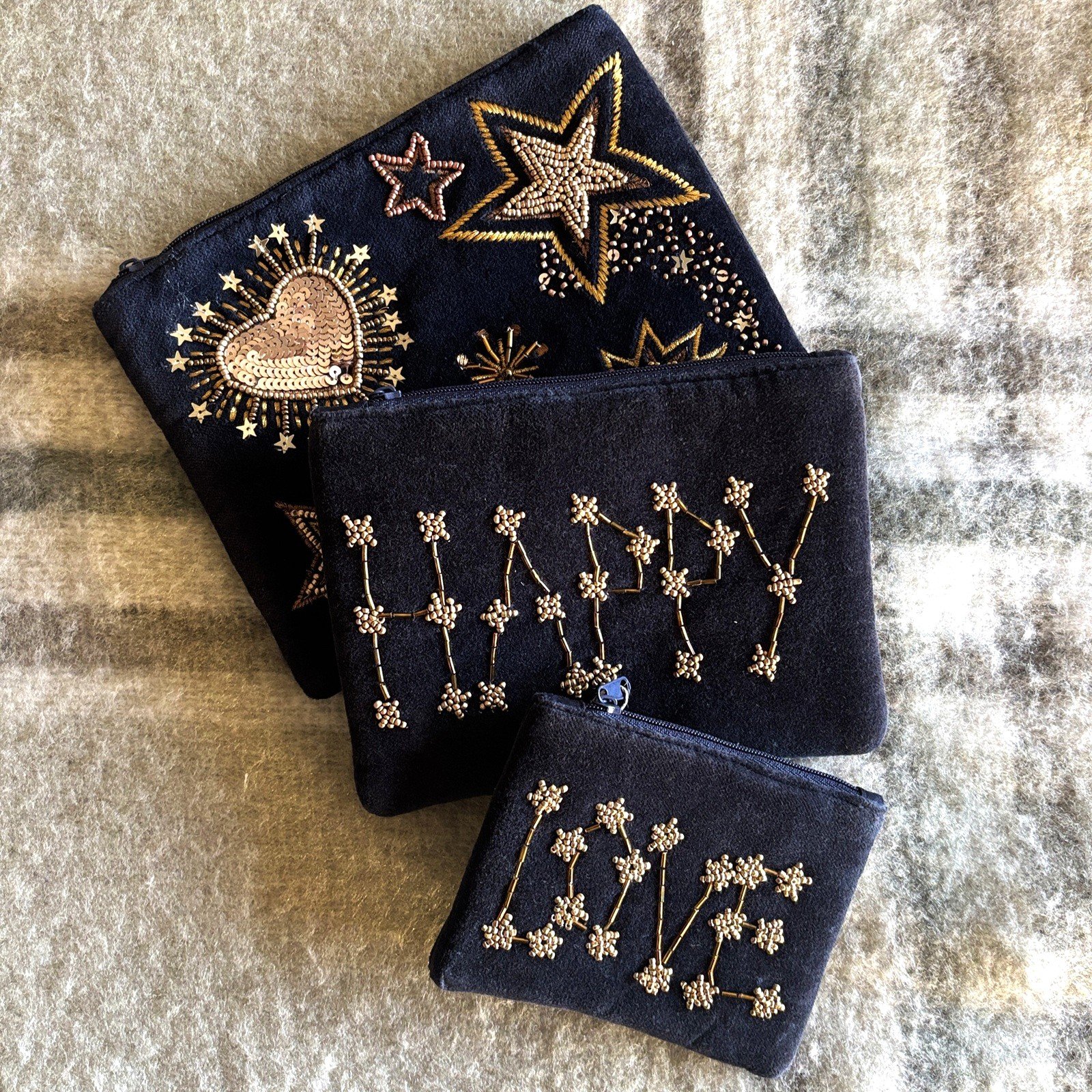 Pochette velours brodée Stars & hearts bleu nuit – Image 2