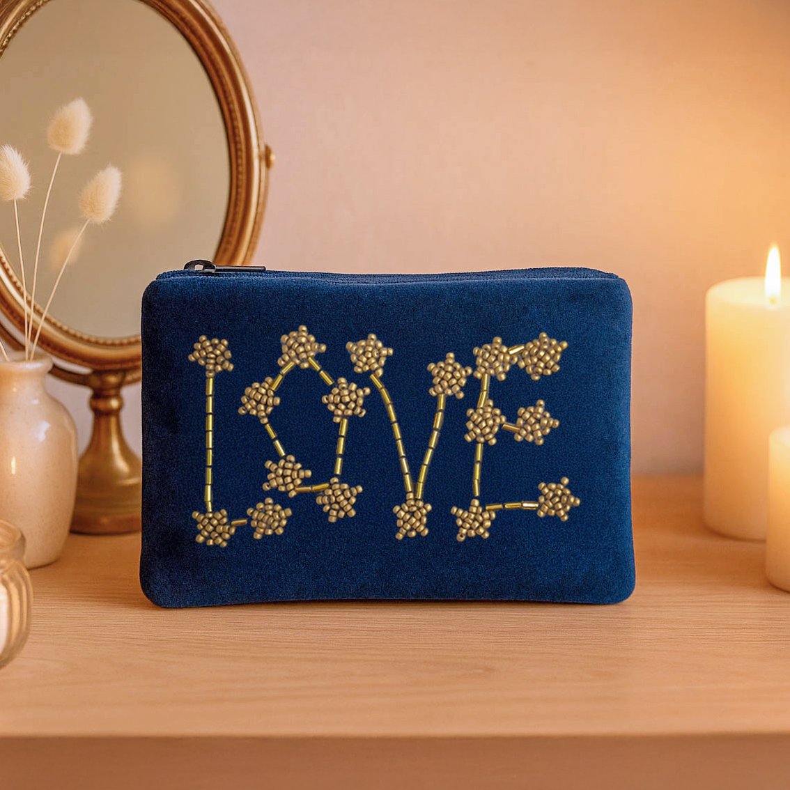 Petite pochette velours brodée "LOVE" bleu nuit – Image 2