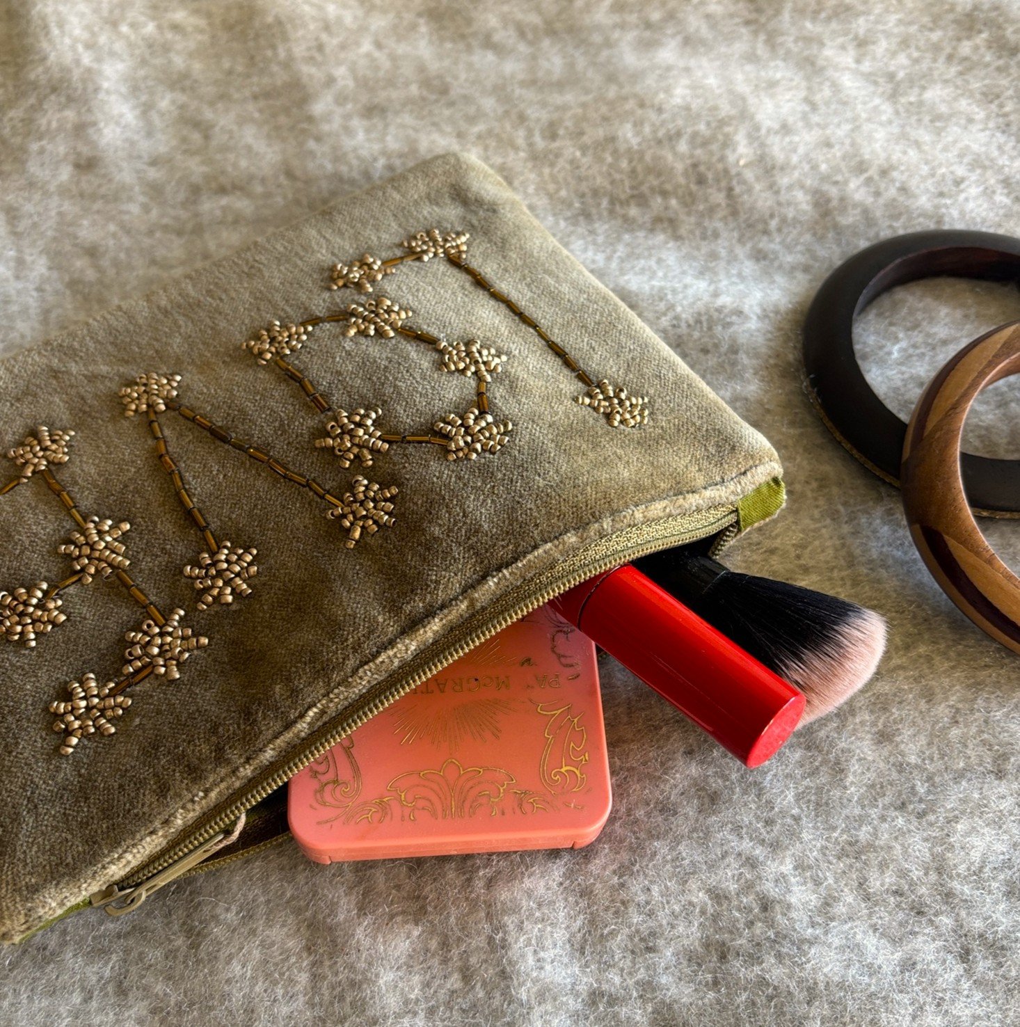 Petite pochette velours brodée "LOVE" kaki – Image 2