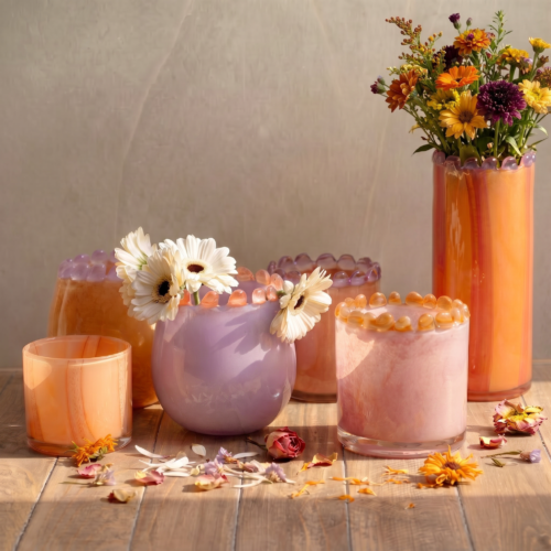 vue d'ensemble de la collection de vases et photophores en verre soufflé coloris pêche et lilas