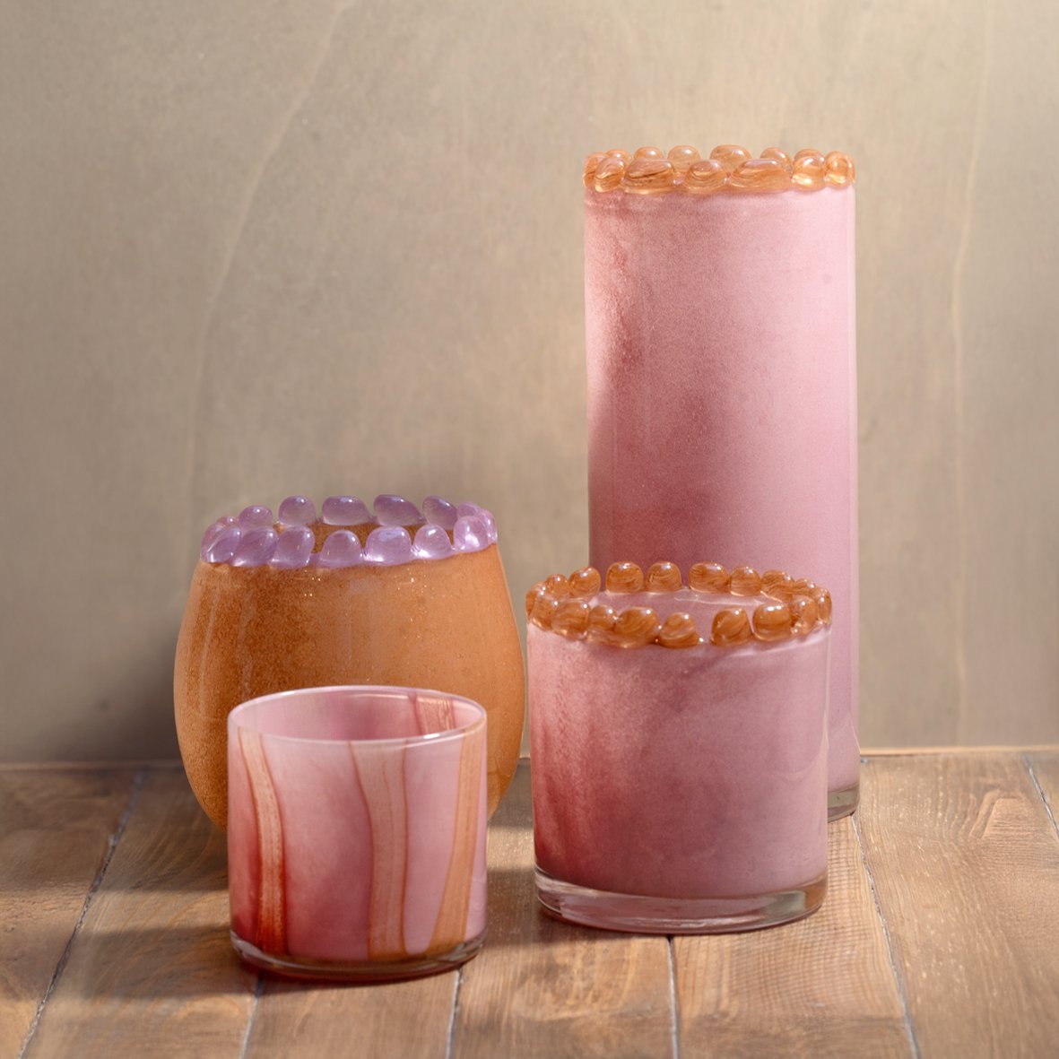 Vase en verre soufflé bouche rose opaline, bord perlé – Image 2
