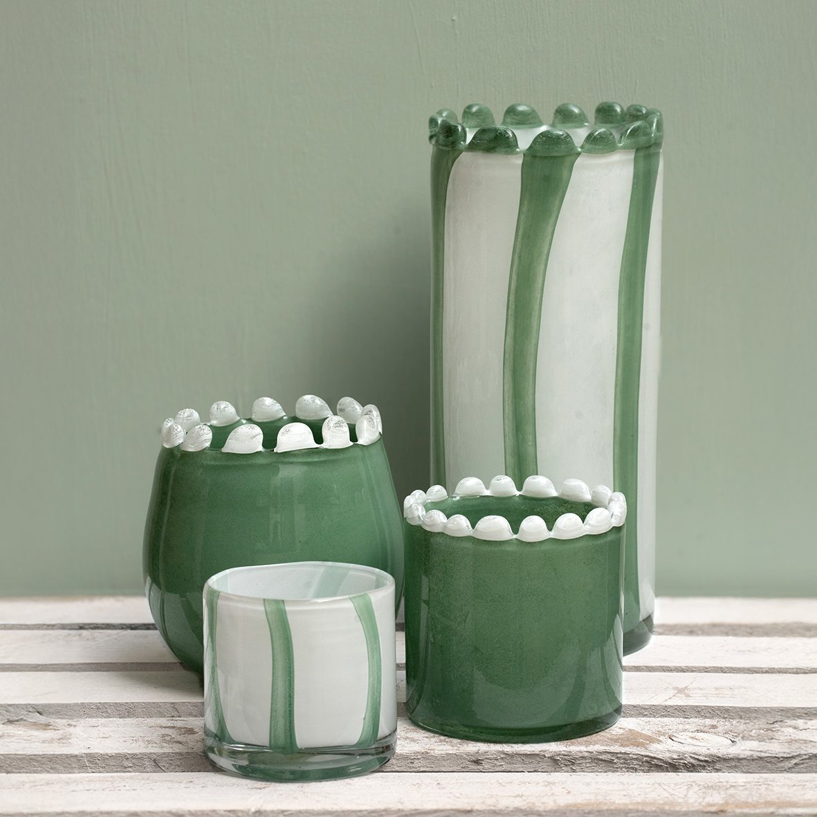 Vase en verre soufflé bouche rayé blanc/vert, bord perlé vert – Image 4