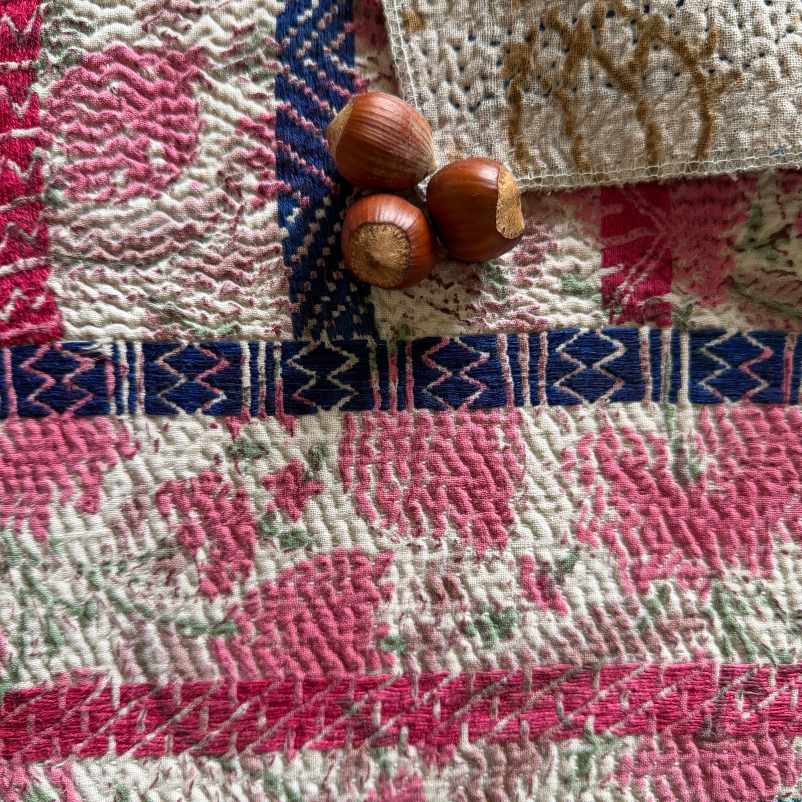 Lot de 4 sets de table en kantha ancien imprimé blockprint, pièces unqiues – Image 3