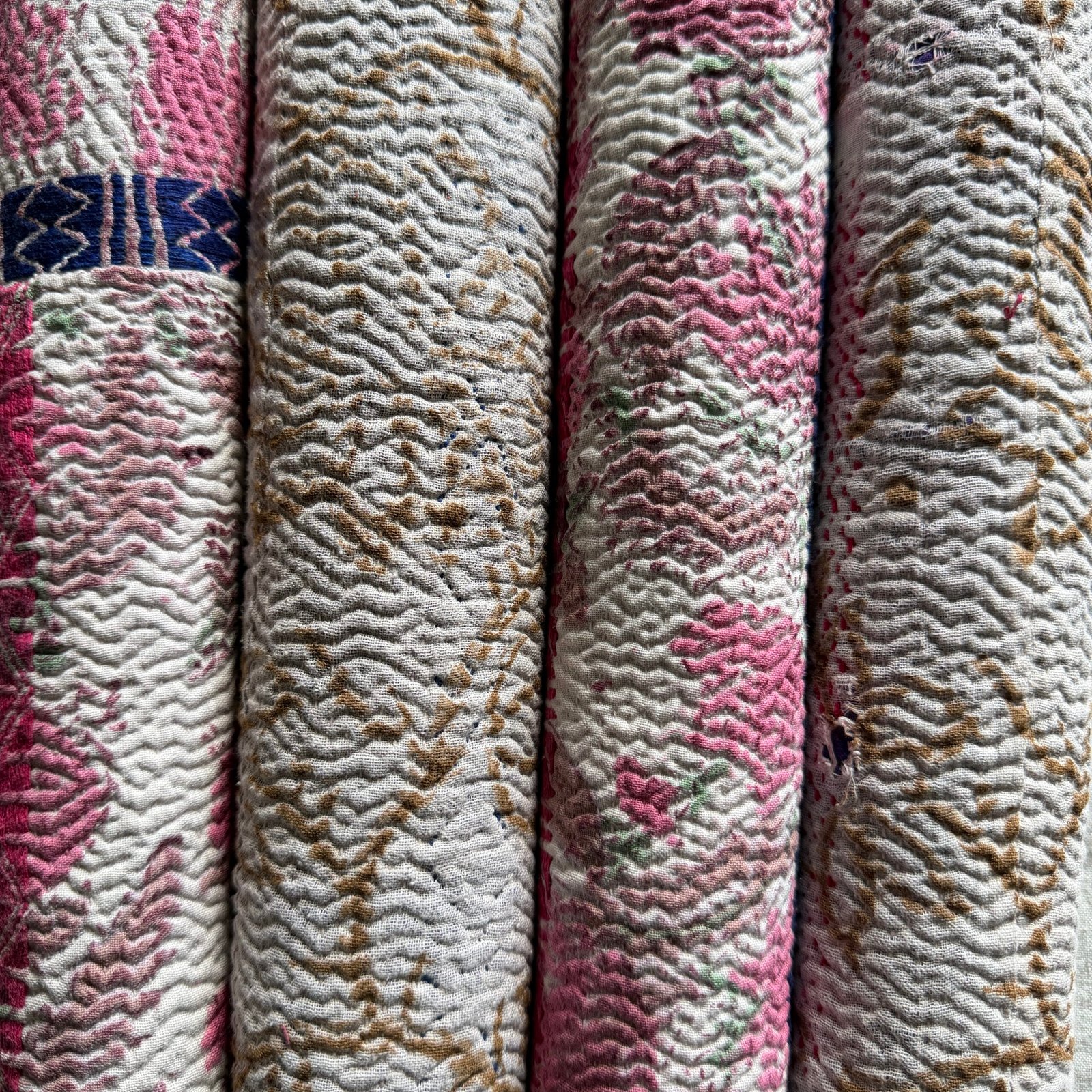 Lot de 4 sets de table en kantha ancien imprimé blockprint, pièces unqiues – Image 4