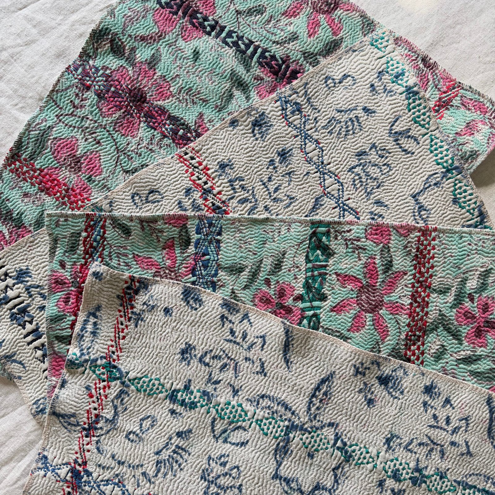 Lot de 4 sets de table en kantha ancien imprimé blockprint, pièces unqiues – Image 3