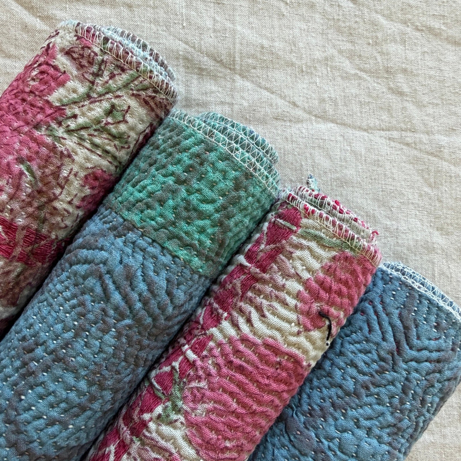 Lot de 4 sets de table en kantha ancien imprimé blockprint, pièces unqiues – Image 3