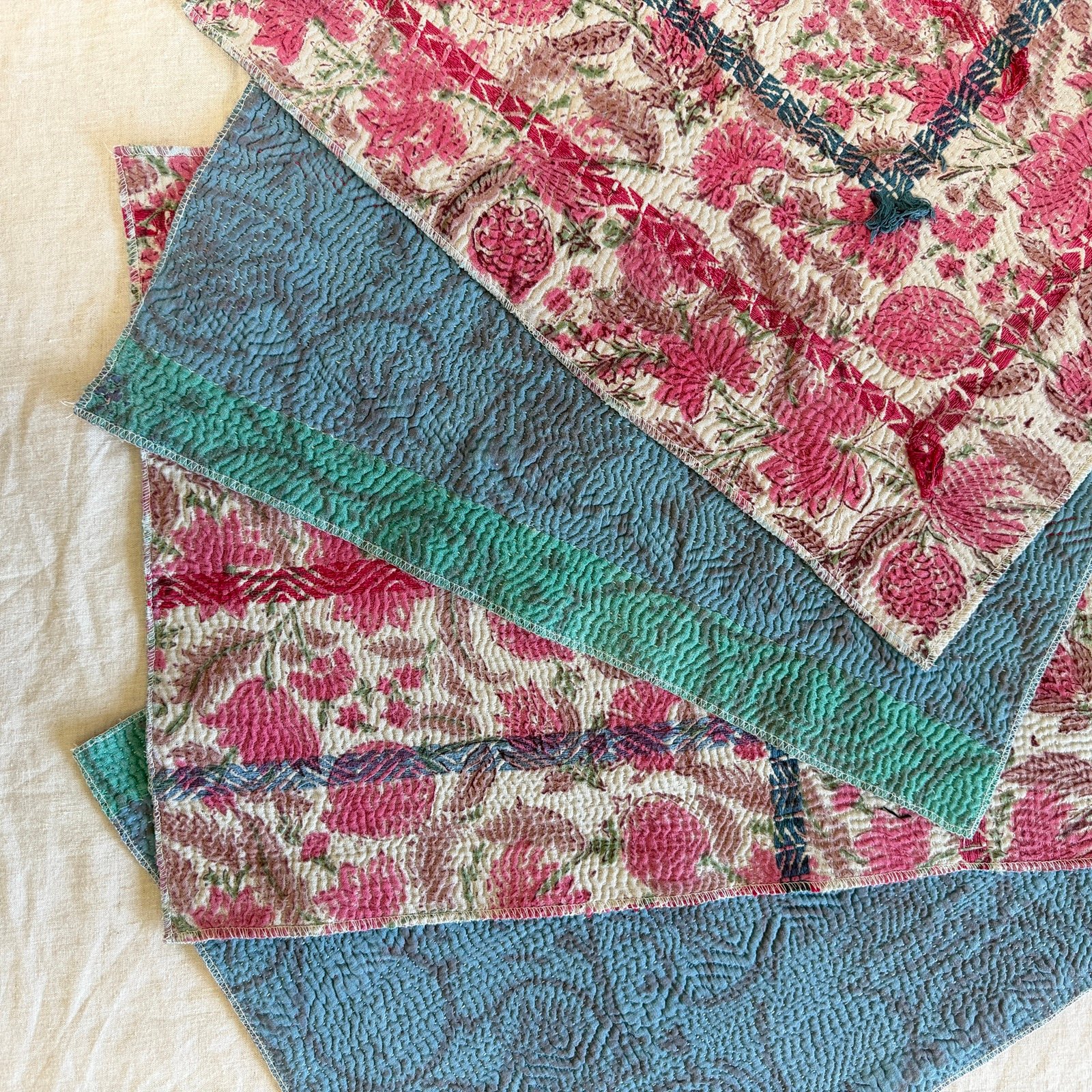 Lot de 4 sets de table en kantha ancien imprimé blockprint, pièces unqiues – Image 4