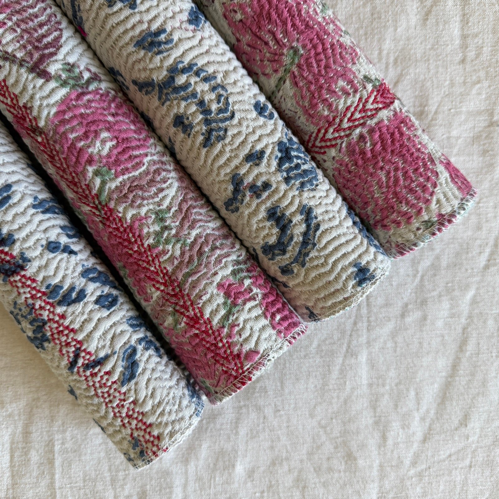 Lot de 4 sets de table en kantha ancien imprimé blockprint, pièces unqiues – Image 4