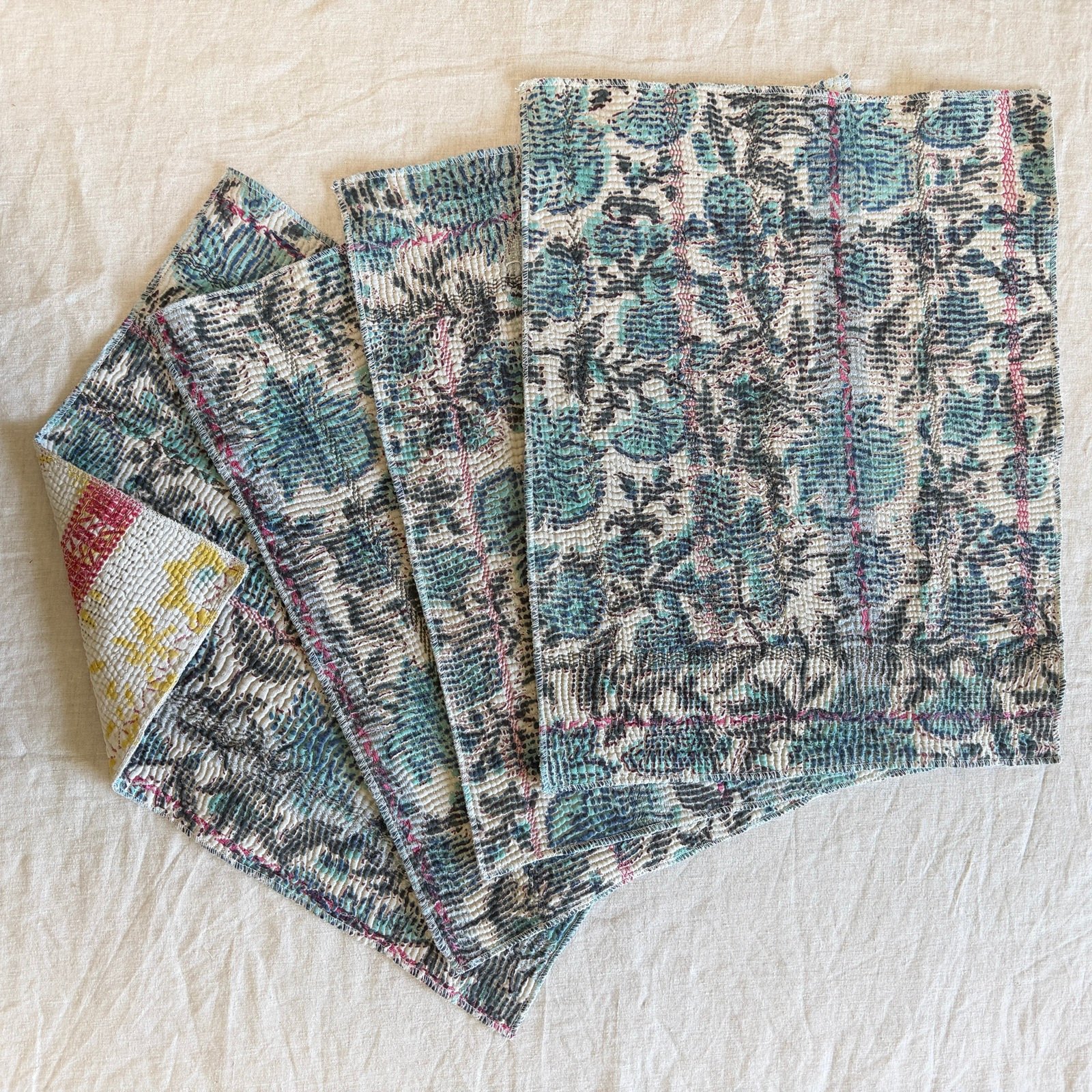 Lot de 4 sets de table en kantha ancien imprimé blockprint, pièces unqiues – Image 3