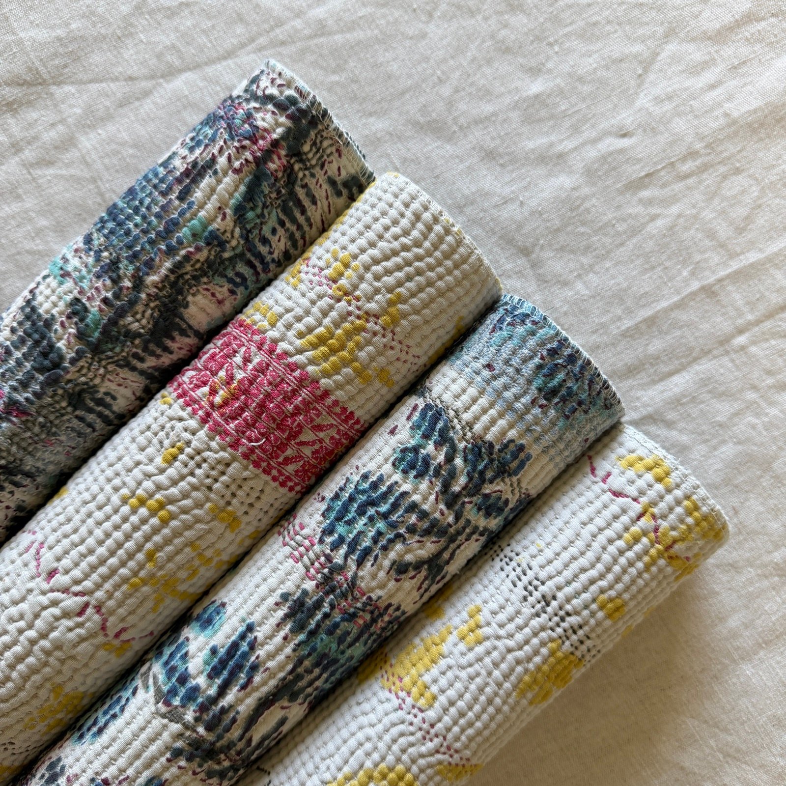 Lot de 4 sets de table en kantha ancien imprimé blockprint, pièces unqiues – Image 4