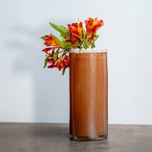 vase en verre soufflé brun rayé blanc