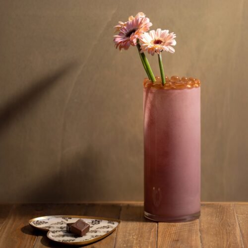 Vase en verre soufflé bouche rose opaline, bord perlé