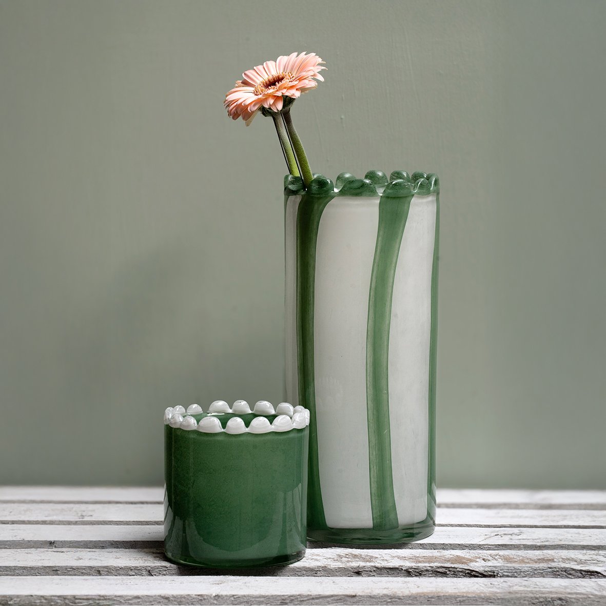 Vase en verre soufflé bouche rayé blanc/vert, bord perlé vert – Image 3