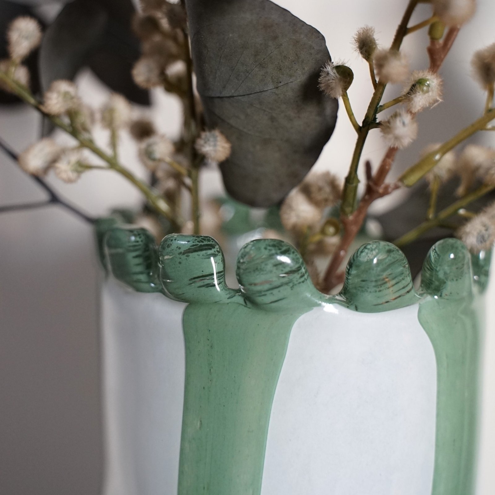 Vase en verre soufflé bouche rayé blanc/vert, bord perlé vert – Image 2