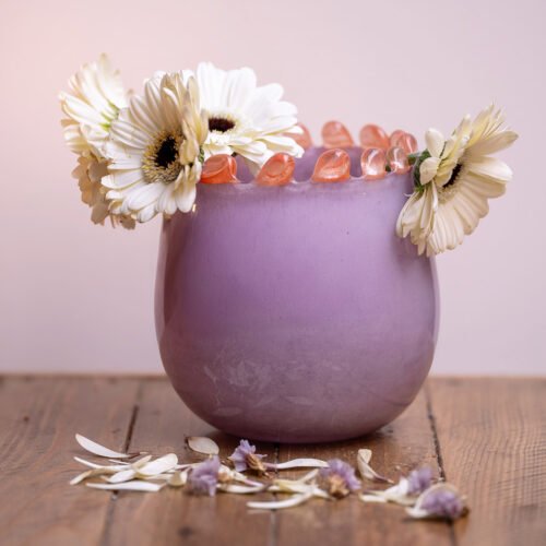 Vase rond lilas en verre soufflé bouche bord perlé