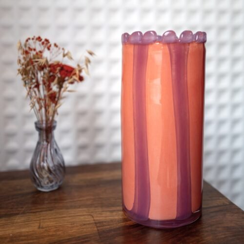 Vase en verre soufflé rayé goyave et lilas bord perlé