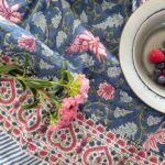 Nappe carrée blockprint Romantique disponible en deux dimensions - 150 x 150