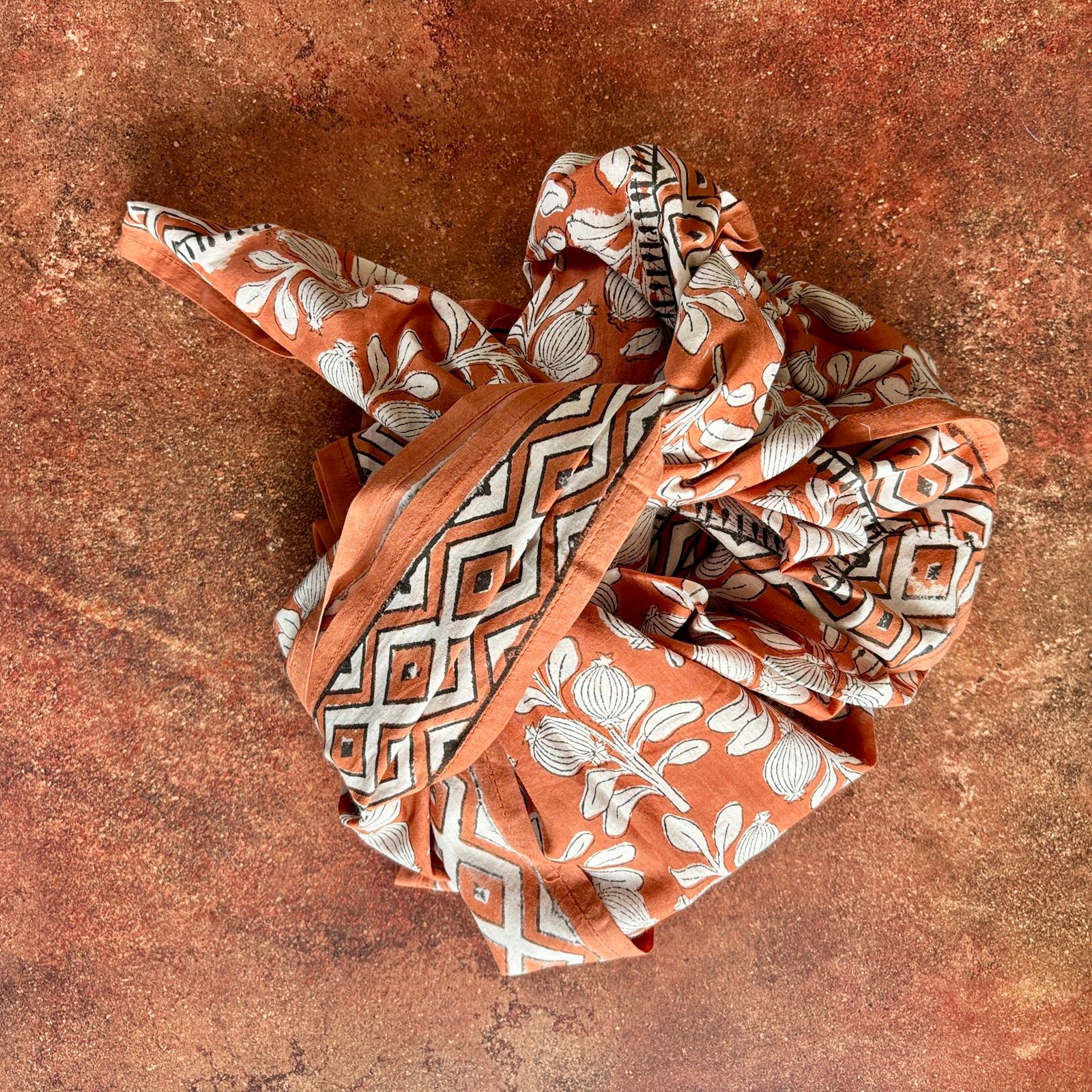 Grand foulard-paréo Alhambra terra en voile de coton imprimé blockprint – Image 3