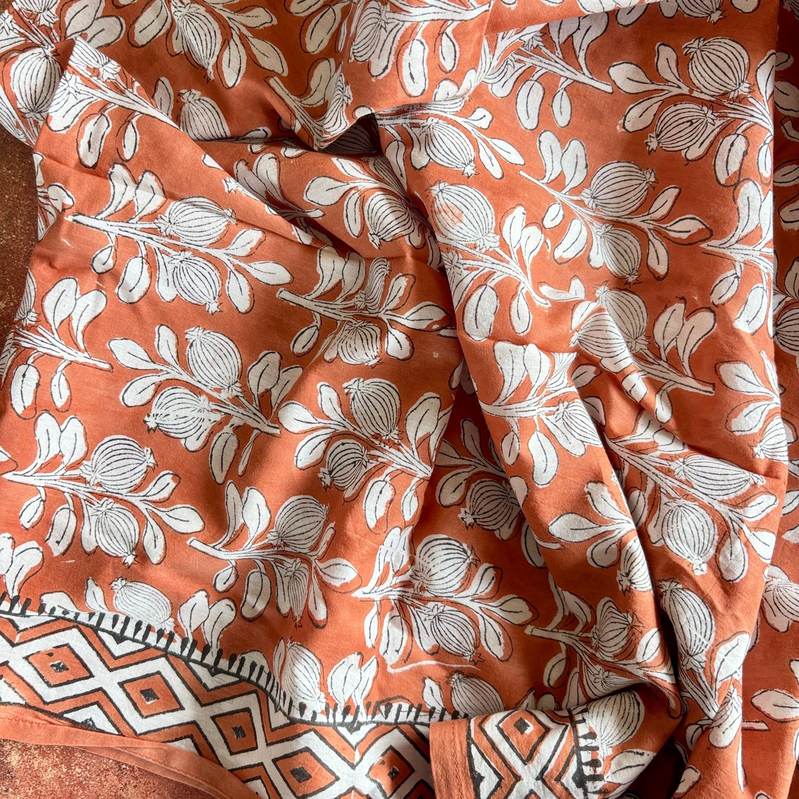 Grand foulard-paréo Alhambra terra en voile de coton imprimé blockprint – Image 4