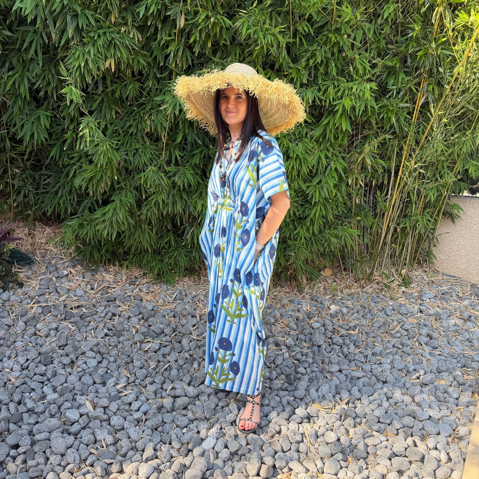 Robe caftan « Poppies » en coton doux imprimé à la main, bleu – Image 3