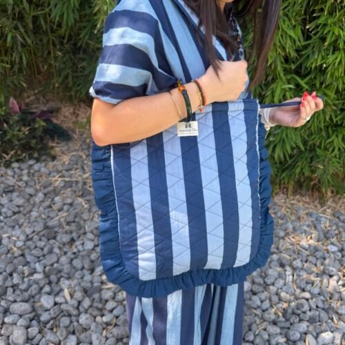 Sac tote bag matelassé à volants, à rayures bleu marine et gris-bleu