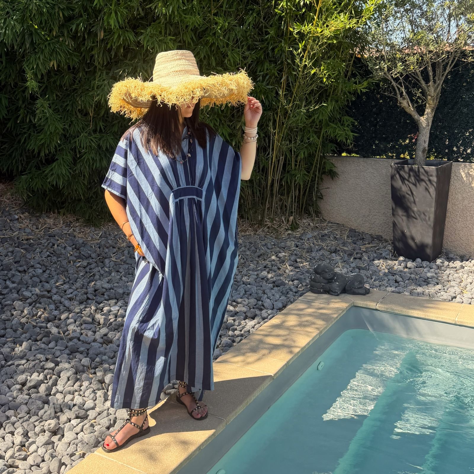 Robe-caftan rayée en coton doux imprimé à la main, bleu gris et bleu marine – Image 2
