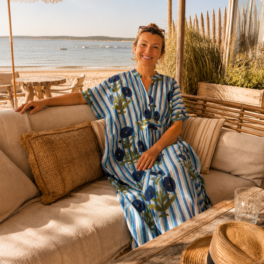 Robe caftan « Poppies » en coton doux imprimé à la main, bleu – Image 2