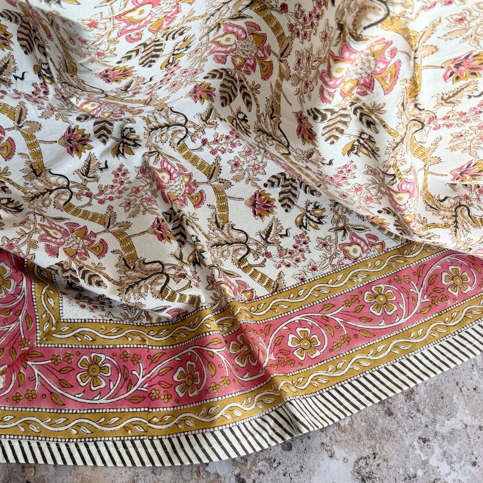 Nappe "Madame de Maintenon" en coton imprimé blockprint disponible en trois dimensions – Image 3